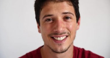 çekici genç yakışıklı adam kameraya bakarken flört 