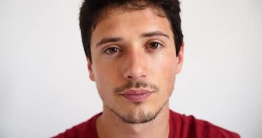 çekici genç yakışıklı adam kameraya bakarken flört 