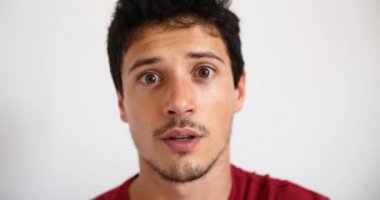 çekici genç yakışıklı adam kameraya bakarken flört 