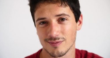 çekici genç yakışıklı adam kameraya bakarken flört 