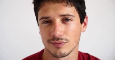 çekici genç yakışıklı adam kameraya bakarken flört 