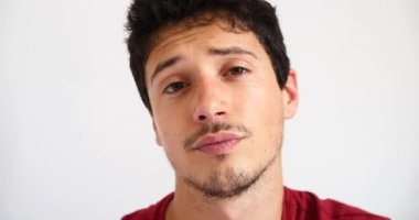 çekici genç yakışıklı adam kameraya bakarken flört 