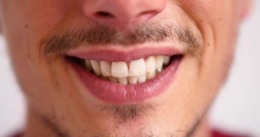 Mutlu genç adam kameraya gülümseyen   