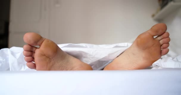 Člověk Spí Posteli Nohy Zblízka — Stock video