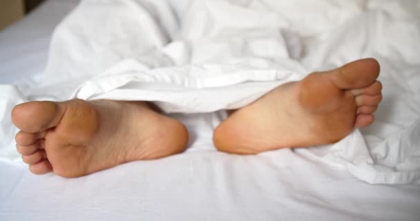 Hombre Durmiendo Cama Pies Cerca — Vídeos de Stock