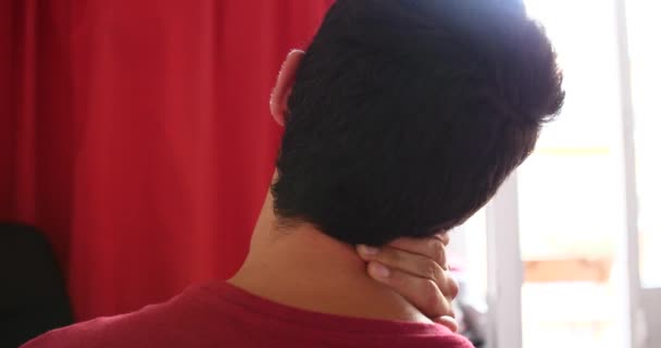 Junger Mann Massiert Seinen Wunden Nacken Und Seine Schultern — Stockvideo