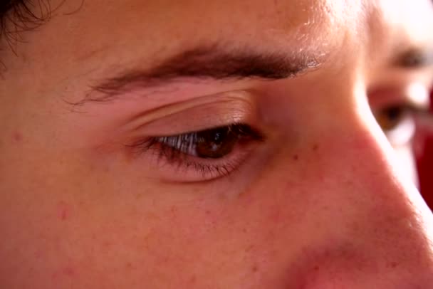 スマート フォンの画面を見ている人間の目をクローズ アップ — ストック動画