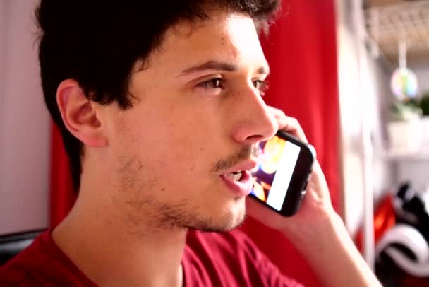 Ελκυστικό Νεαρό Άνδρα Πραγματοποίηση Τηλεφωνικών Κλήσεων Μιλώντας Στο Smartphone Εσωτερικη — Αρχείο Βίντεο