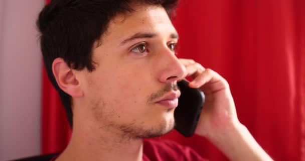 Atractivo Joven Haciendo Una Llamada Telefónica Hablando Teléfono Inteligente Cerca — Vídeo de stock