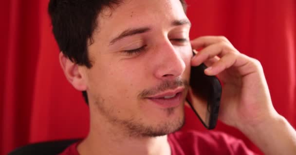 Привлекательный Молодой Человек Делает Телефонный Звонок Разговаривает Смартфону Крупным Планом — стоковое видео