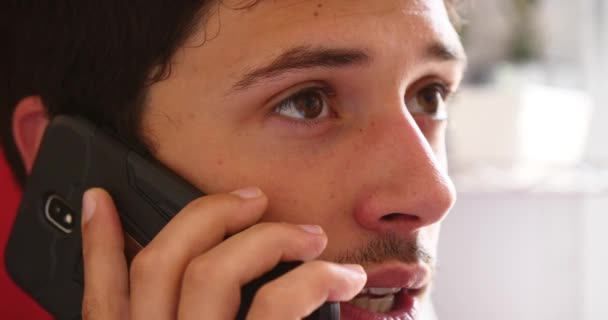 Atractivo Joven Haciendo Una Llamada Telefónica Hablando Teléfono Inteligente Cerca — Vídeos de Stock