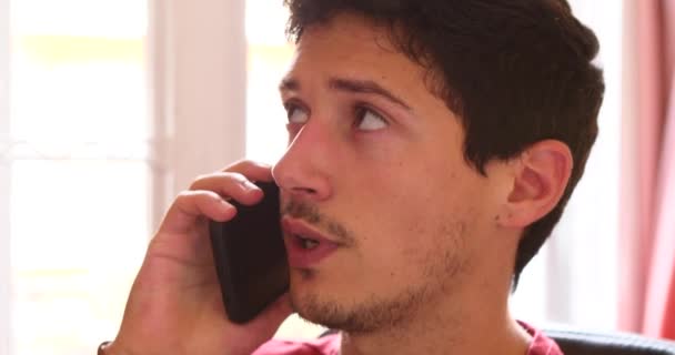 Atractivo Joven Haciendo Una Llamada Telefónica Hablando Teléfono Inteligente Cerca — Vídeos de Stock