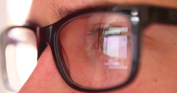 有吸引力的年轻人使用智能手机聊天打字时 眼镜的反射眼睛关闭 — 图库视频影像