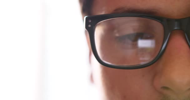 Atrakcyjne Młody Człowiek Pomocą Smartfona Natomiast Czat Pisanie Oczy Odbicie — Wideo stockowe