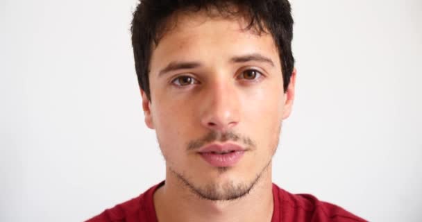 Attraktiver Junger Hübscher Mann Flirtet Während Die Kamera Schaut — Stockvideo