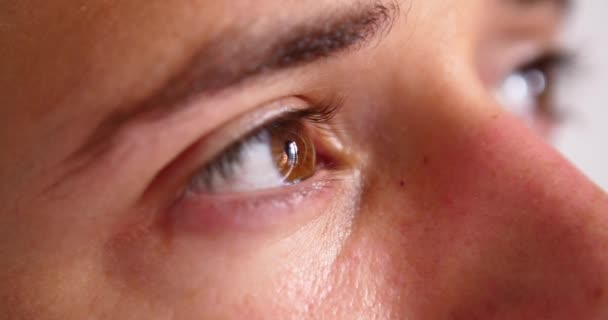 Jovem Homem Atraente Olhando Para Cima Com Olhos Esperança Fechar — Vídeo de Stock