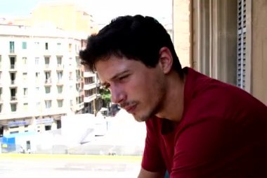 Genç çekici adam balkonda Sigara İçilmeyen