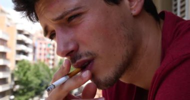 Genç çekici adam balkonda Sigara İçilmeyen