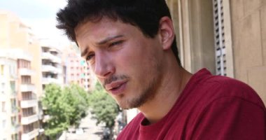 Genç çekici adam balkonda Sigara İçilmeyen