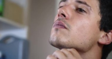 Bir elektrikli tıraş makinesi banyoda ayna önünde tıraş genç çekici adam