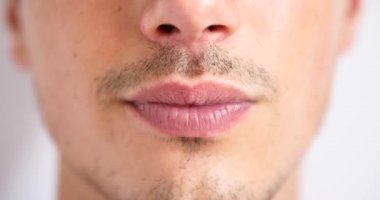 Mutlu genç adam kameraya gülümseyen 