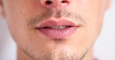 Mutlu genç adam kameraya gülümseyen   