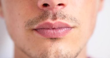 Mutlu genç adam kameraya gülümseyen 