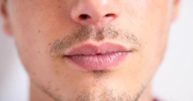 Mutlu genç adam kameraya gülümseyen 