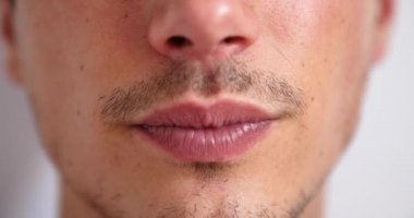 Mutlu genç adam kameraya gülümseyen 