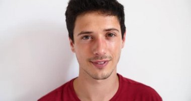 Mutlu genç adam kameraya gülümseyen 