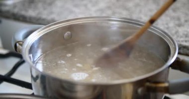 Makarna su kaynar yakın çekim