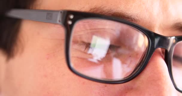Привлекательный Молодой Человек Помощью Смартфона Время Чата Печатания Отражение Глаза — стоковое видео