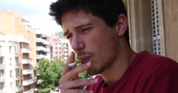 Молодой Привлекательный Мужчина Курит Сигарету Балконе — стоковое видео