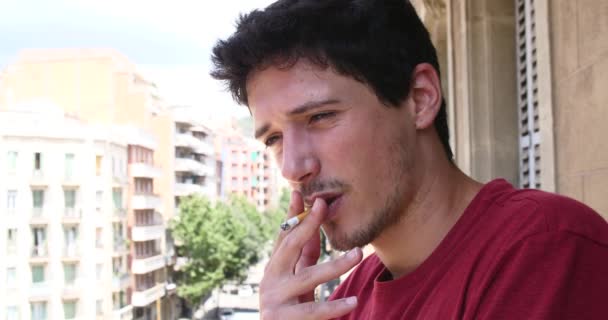 Ελκυστικό Νεαρό Καπνίζοντας Τσιγάρο Στο Μπαλκόνι — Αρχείο Βίντεο