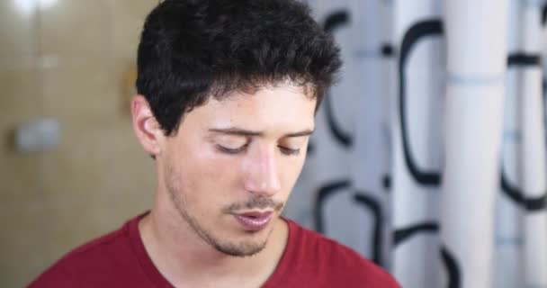 Joven Hombre Atractivo Afeitando Una Máquina Afeitar Eléctrica Delante Del — Vídeos de Stock