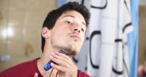 Joven Hombre Atractivo Afeitando Una Máquina Afeitar Eléctrica Delante Del — Vídeos de Stock