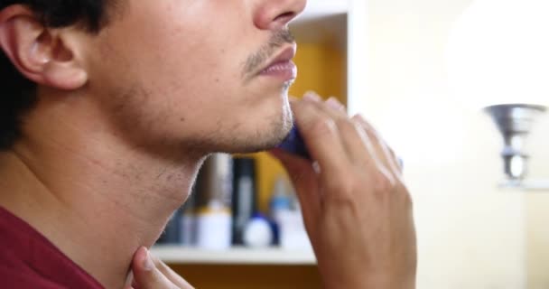Jovem Homem Atraente Barbear Barbeador Elétrico Frente Espelho Banheiro — Vídeo de Stock