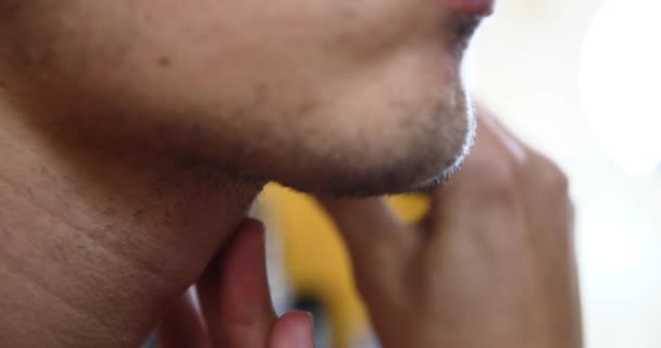 Junger Attraktiver Mann Rasiert Einen Elektrischen Rasierer Vor Dem Spiegel — Stockvideo