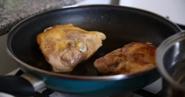 Friggere Pollo Sulla Padella Con Cipolle — Video Stock