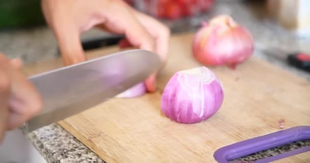 Jovem Cortando Cebolas Tábua Madeira Cozinha Com Uma Faca — Vídeo de Stock