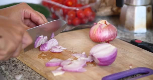 Joven Picando Cebollas Sobre Tabla Madera Cocina Con Cuchillo — Vídeos de Stock