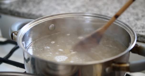 Close Van Pasta Koken Het Water — Stockvideo