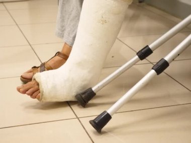 Kırık bacak ve koltuk değneği hastane odasında bekleyen hasta 