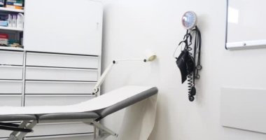 Boş hastane odası ile tıbbi malzeme 