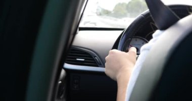 bir araba ve tekerlek konsantrasyon yolda swerving esmer kız 