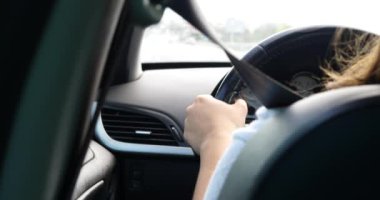 bir araba ve tekerlek konsantrasyon yolda swerving esmer kız 