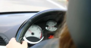 bir araba ve tekerlek konsantrasyon yolda swerving esmer kız 