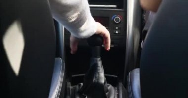 bir araba ve tekerlek konsantrasyon yolda swerving esmer kız 