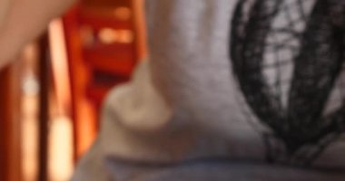 kadın içme latte macchiato görünümünü kapat