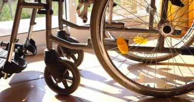 boş tekerlekli sandalye. Profesyonel sakatlık tıbbi malzeme için Engelli hasta gün batımında.